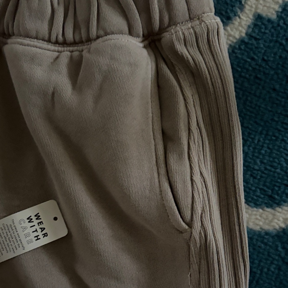 Aerie women’s Taupe sweats - Picture 5 of 8